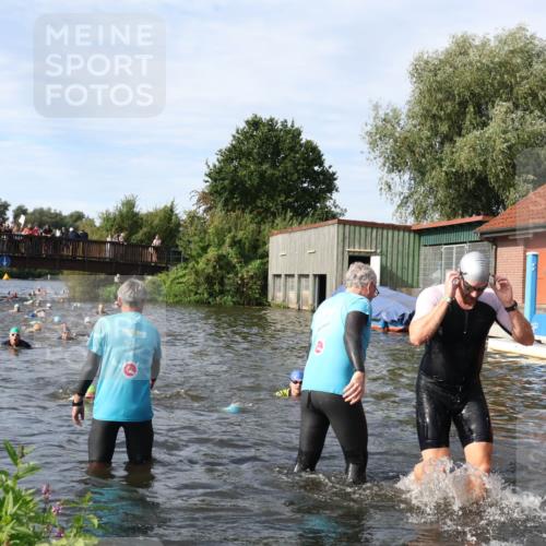 31.08.2025 - Elbe Triathlon Hamburg Luisa Fischer http://msf.ph/oto/8682726 31.08.2025 10:11:43 Schwimmen 945, 980, 1048, 1052 meine-sportfotos.de