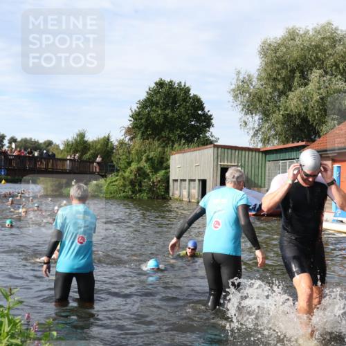 31.08.2025 - Elbe Triathlon Hamburg Luisa Fischer http://msf.ph/oto/8682728 31.08.2025 10:11:44 Schwimmen 945, 980, 1048, 1052 meine-sportfotos.de