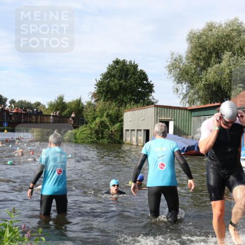 31.08.2025 - Elbe Triathlon Hamburg Luisa Fischer http://msf.ph/oto/8682729 31.08.2025 10:11:44 Schwimmen 945, 980, 1048, 1052 meine-sportfotos.de