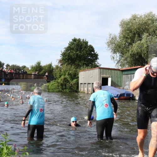 31.08.2025 - Elbe Triathlon Hamburg Luisa Fischer http://msf.ph/oto/8682731 31.08.2025 10:11:44 Schwimmen 945, 980, 1048, 1052 meine-sportfotos.de