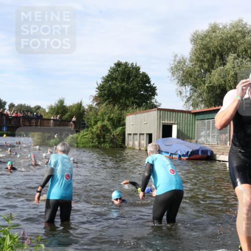 31.08.2025 - Elbe Triathlon Hamburg Luisa Fischer http://msf.ph/oto/8682734 31.08.2025 10:11:45 Schwimmen 945, 980, 1048, 1052 meine-sportfotos.de