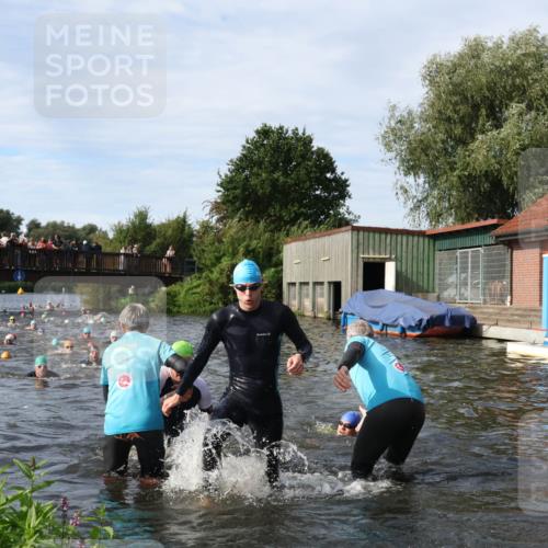 31.08.2025 - Elbe Triathlon Hamburg Luisa Fischer http://msf.ph/oto/8682735 31.08.2025 10:11:47 Schwimmen 945, 980, 1048, 1052 meine-sportfotos.de