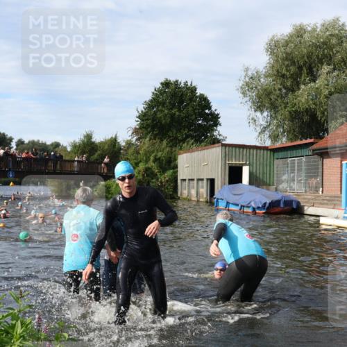 31.08.2025 - Elbe Triathlon Hamburg Luisa Fischer http://msf.ph/oto/8682737 31.08.2025 10:11:47 Schwimmen 945, 980, 1048, 1052 meine-sportfotos.de