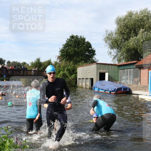 31.08.2025 - Elbe Triathlon Hamburg Luisa Fischer http://msf.ph/oto/8682741 31.08.2025 10:11:48 Schwimmen 945, 980, 1048, 1052 meine-sportfotos.de