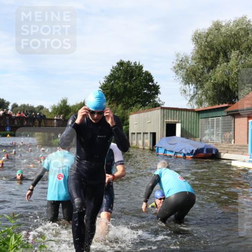 31.08.2025 - Elbe Triathlon Hamburg Luisa Fischer http://msf.ph/oto/8682743 31.08.2025 10:11:48 Schwimmen 945, 980, 1048, 1052 meine-sportfotos.de