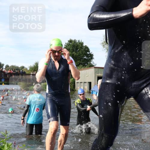 31.08.2025 - Elbe Triathlon Hamburg Luisa Fischer http://msf.ph/oto/8682751 31.08.2025 10:11:50 Schwimmen 945, 980, 1031, 1048 meine-sportfotos.de
