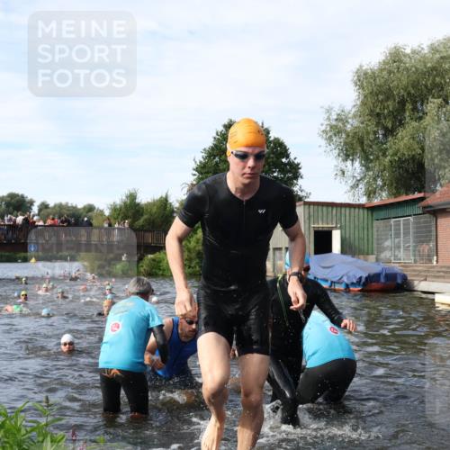 31.08.2025 - Elbe Triathlon Hamburg Luisa Fischer http://msf.ph/oto/8682804 31.08.2025 10:12:04 Schwimmen 937, 943, 963, 981, 1016, 1020, 1031, 1039, 1076, 1080, 1086, 1158 meine-sportfotos.de