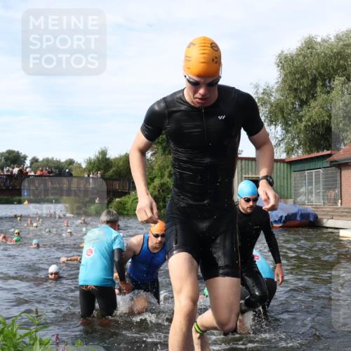 31.08.2025 - Elbe Triathlon Hamburg Luisa Fischer http://msf.ph/oto/8682805 31.08.2025 10:12:04 Schwimmen 937, 943, 963, 981, 1016, 1020, 1031, 1039, 1076, 1080, 1086, 1158 meine-sportfotos.de