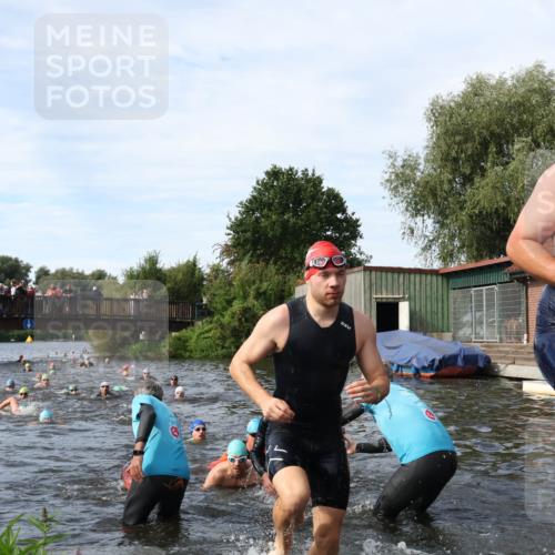 31.08.2025 - Elbe Triathlon Hamburg Luisa Fischer http://msf.ph/oto/8682821 31.08.2025 10:12:08 Schwimmen 937, 943, 963, 981, 1016, 1020, 1028, 1076, 1080, 1086, 1093, 1158 meine-sportfotos.de