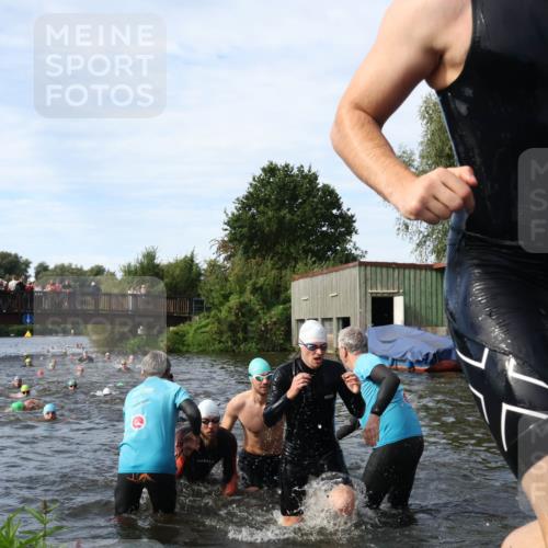 31.08.2025 - Elbe Triathlon Hamburg Luisa Fischer http://msf.ph/oto/8682828 31.08.2025 10:12:09 Schwimmen 937, 943, 963, 981, 1016, 1020, 1028, 1080, 1086, 1093, 1158 meine-sportfotos.de