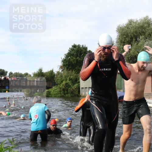 31.08.2025 - Elbe Triathlon Hamburg Luisa Fischer http://msf.ph/oto/8682843 31.08.2025 10:12:12 Schwimmen 937, 943, 970, 1016, 1020, 1028, 1062, 1080, 1093, 1158 meine-sportfotos.de