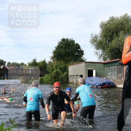 31.08.2025 - Elbe Triathlon Hamburg Luisa Fischer http://msf.ph/oto/8682848 31.08.2025 10:12:14 Schwimmen 937, 954, 970, 1003, 1016, 1020, 1028, 1062, 1080, 1093 meine-sportfotos.de