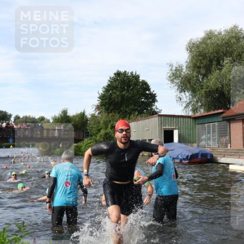 31.08.2025 - Elbe Triathlon Hamburg Luisa Fischer http://msf.ph/oto/8682851 31.08.2025 10:12:14 Schwimmen 937, 954, 970, 1003, 1016, 1020, 1028, 1062, 1080, 1093 meine-sportfotos.de