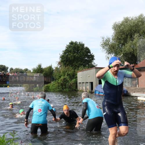 31.08.2025 - Elbe Triathlon Hamburg Luisa Fischer http://msf.ph/oto/8682857 31.08.2025 10:12:16 Schwimmen 937, 954, 970, 1003, 1020, 1028, 1062, 1080, 1093 meine-sportfotos.de