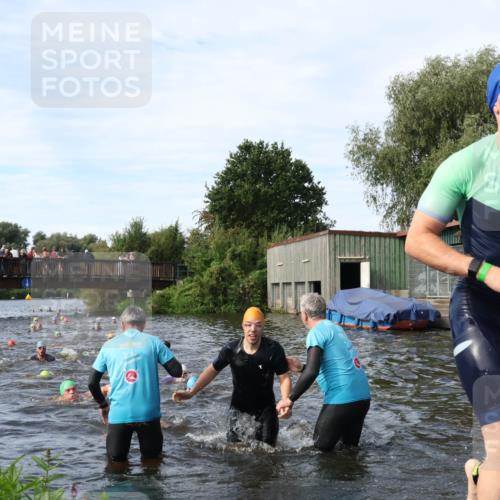 31.08.2025 - Elbe Triathlon Hamburg Luisa Fischer http://msf.ph/oto/8682860 31.08.2025 10:12:17 Schwimmen 937, 954, 970, 989, 1003, 1020, 1028, 1062, 1080, 1093 meine-sportfotos.de