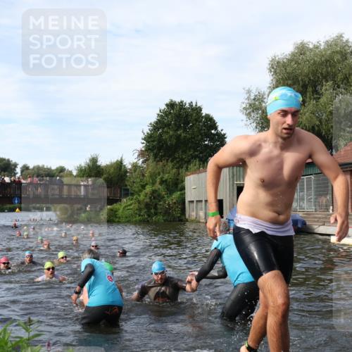 31.08.2025 - Elbe Triathlon Hamburg Luisa Fischer http://msf.ph/oto/8682877 31.08.2025 10:12:21 Schwimmen 954, 970, 989, 994, 1003, 1007, 1062, 1092 meine-sportfotos.de
