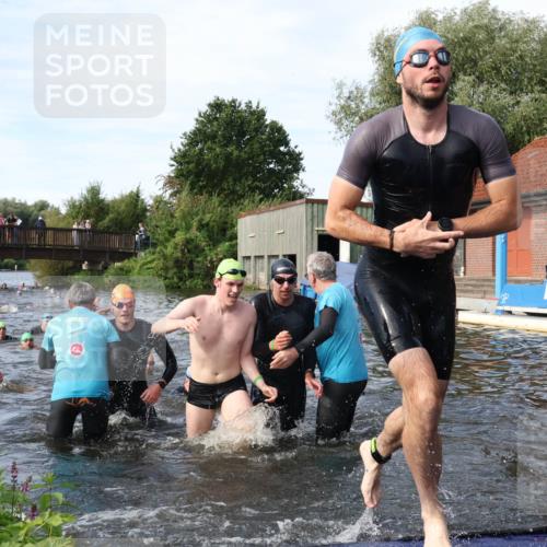 31.08.2025 - Elbe Triathlon Hamburg Luisa Fischer http://msf.ph/oto/8682921 31.08.2025 10:12:34 Schwimmen 935, 948, 951, 958, 994, 997, 1013, 1018, 1056, 1067, 1075 meine-sportfotos.de