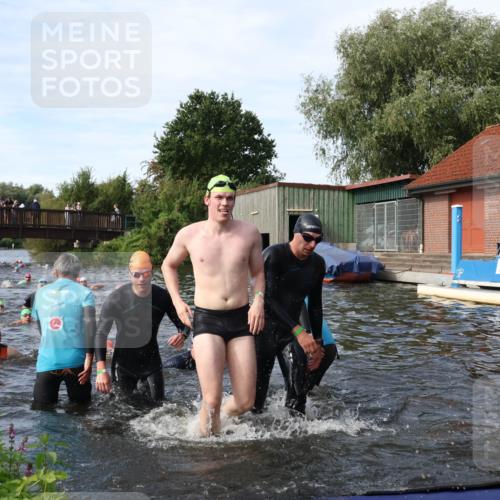 31.08.2025 - Elbe Triathlon Hamburg Luisa Fischer http://msf.ph/oto/8682924 31.08.2025 10:12:35 Schwimmen 935, 948, 951, 958, 994, 997, 1013, 1018, 1056, 1067, 1075 meine-sportfotos.de