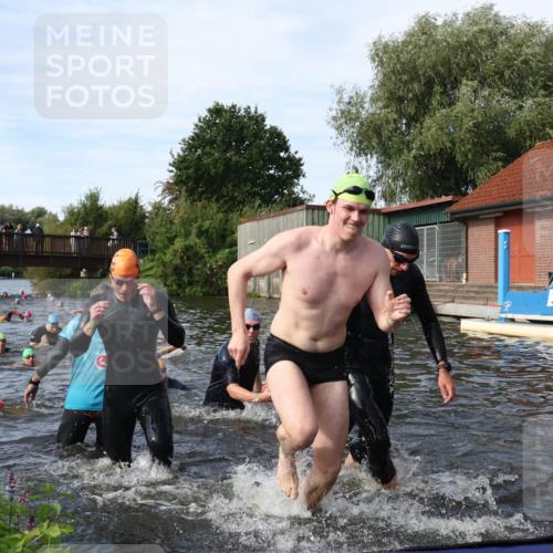 31.08.2025 - Elbe Triathlon Hamburg Luisa Fischer http://msf.ph/oto/8682928 31.08.2025 10:12:35 Schwimmen 935, 948, 951, 958, 994, 997, 1013, 1018, 1056, 1067, 1075 meine-sportfotos.de