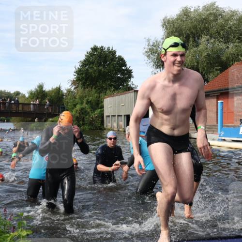 31.08.2025 - Elbe Triathlon Hamburg Luisa Fischer http://msf.ph/oto/8682930 31.08.2025 10:12:36 Schwimmen 935, 948, 951, 958, 997, 1013, 1018, 1026, 1056, 1067, 1075 meine-sportfotos.de