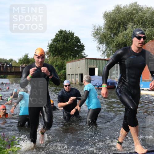 31.08.2025 - Elbe Triathlon Hamburg Luisa Fischer http://msf.ph/oto/8682933 31.08.2025 10:12:36 Schwimmen 935, 948, 951, 958, 997, 1013, 1018, 1026, 1056, 1067, 1075 meine-sportfotos.de