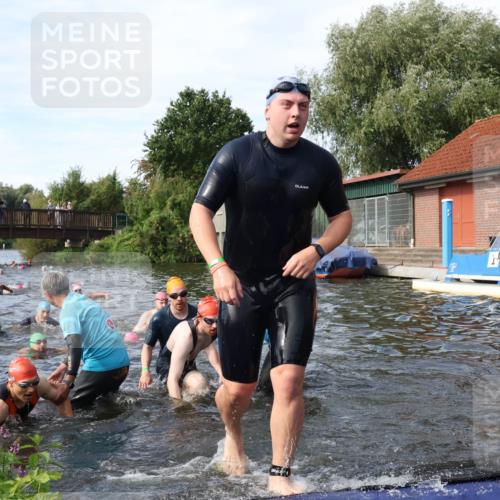 31.08.2025 - Elbe Triathlon Hamburg Luisa Fischer http://msf.ph/oto/8682949 31.08.2025 10:12:39 Schwimmen 935, 948, 951, 973, 997, 1013, 1018, 1026, 1075, 1088 meine-sportfotos.de