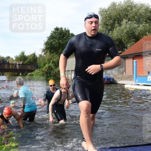 31.08.2025 - Elbe Triathlon Hamburg Luisa Fischer http://msf.ph/oto/8682950 31.08.2025 10:12:40 Schwimmen 935, 948, 951, 964, 973, 997, 1013, 1018, 1026, 1075, 1088 meine-sportfotos.de