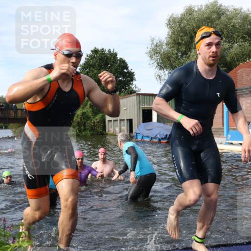 31.08.2025 - Elbe Triathlon Hamburg Luisa Fischer http://msf.ph/oto/8682965 31.08.2025 10:12:43 Schwimmen 935, 951, 964, 972, 973, 997, 1018, 1026, 1088 meine-sportfotos.de