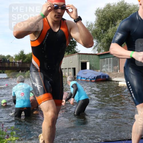 31.08.2025 - Elbe Triathlon Hamburg Luisa Fischer http://msf.ph/oto/8682966 31.08.2025 10:12:43 Schwimmen 935, 951, 964, 972, 973, 997, 1018, 1026, 1088 meine-sportfotos.de