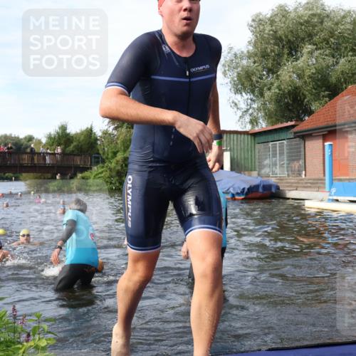 31.08.2025 - Elbe Triathlon Hamburg Luisa Fischer http://msf.ph/oto/8683036 31.08.2025 10:12:57 Schwimmen 966, 992, 993, 1027, 1047, 1060, 1094 meine-sportfotos.de