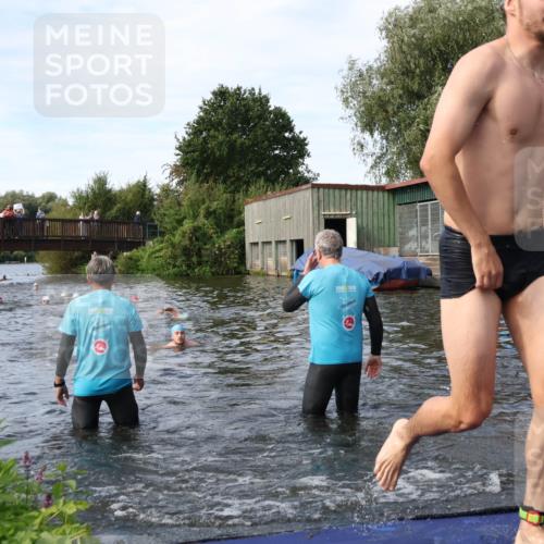 31.08.2025 - Elbe Triathlon Hamburg Luisa Fischer http://msf.ph/oto/8683116 31.08.2025 10:13:18 Schwimmen 1021, 1022, 1035 meine-sportfotos.de