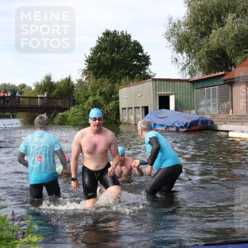 31.08.2025 - Elbe Triathlon Hamburg Luisa Fischer http://msf.ph/oto/8683122 31.08.2025 10:13:25 Schwimmen 979, 1021, 1035 meine-sportfotos.de