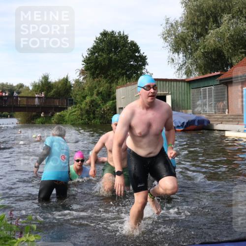 31.08.2025 - Elbe Triathlon Hamburg Luisa Fischer http://msf.ph/oto/8683127 31.08.2025 10:13:26 Schwimmen 979, 1021, 1035, 1055 meine-sportfotos.de