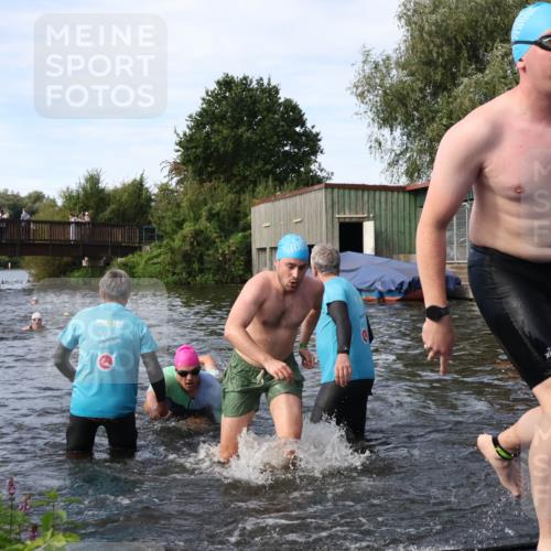 31.08.2025 - Elbe Triathlon Hamburg Luisa Fischer http://msf.ph/oto/8683130 31.08.2025 10:13:26 Schwimmen 979, 1021, 1035, 1055 meine-sportfotos.de