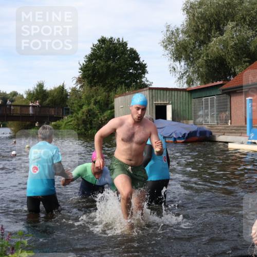 31.08.2025 - Elbe Triathlon Hamburg Luisa Fischer http://msf.ph/oto/8683132 31.08.2025 10:13:27 Schwimmen 979, 1021, 1035, 1055 meine-sportfotos.de