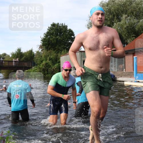 31.08.2025 - Elbe Triathlon Hamburg Luisa Fischer http://msf.ph/oto/8683137 31.08.2025 10:13:28 Schwimmen 979, 1021, 1035, 1055 meine-sportfotos.de