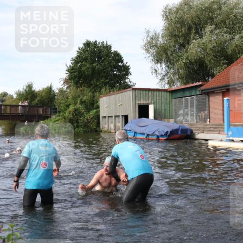 31.08.2025 - Elbe Triathlon Hamburg Luisa Fischer http://msf.ph/oto/8683150 31.08.2025 10:13:30 Schwimmen 979, 1021, 1035, 1055 meine-sportfotos.de