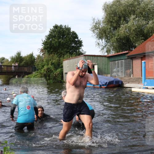 31.08.2025 - Elbe Triathlon Hamburg Luisa Fischer http://msf.ph/oto/8683164 31.08.2025 10:13:33 Schwimmen 979, 1055 meine-sportfotos.de