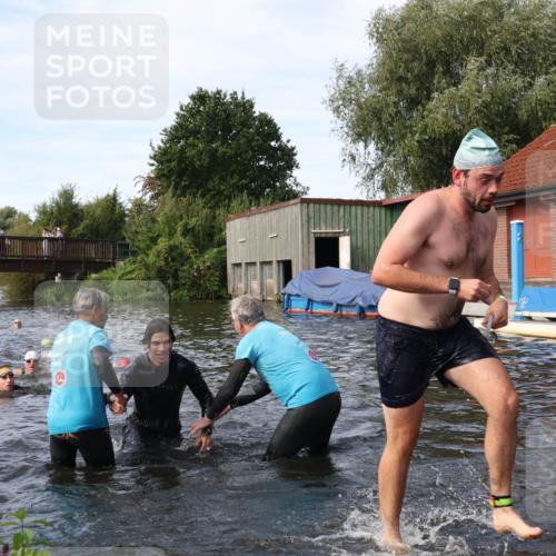 31.08.2025 - Elbe Triathlon Hamburg Luisa Fischer http://msf.ph/oto/8683170 31.08.2025 10:13:34 Schwimmen 1055 meine-sportfotos.de