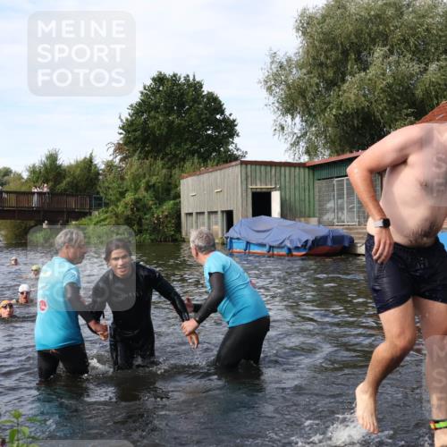 31.08.2025 - Elbe Triathlon Hamburg Luisa Fischer http://msf.ph/oto/8683171 31.08.2025 10:13:34 Schwimmen 1055 meine-sportfotos.de