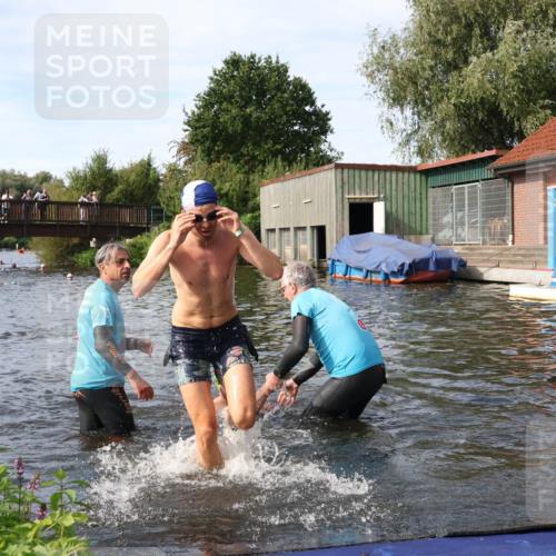 31.08.2025 - Elbe Triathlon Hamburg Luisa Fischer http://msf.ph/oto/8683234 31.08.2025 10:13:54 Schwimmen 1029, 1054, 1059, 1103 meine-sportfotos.de