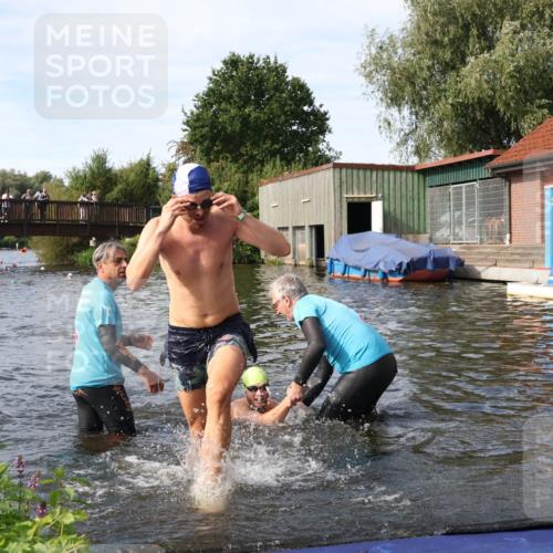31.08.2025 - Elbe Triathlon Hamburg Luisa Fischer http://msf.ph/oto/8683237 31.08.2025 10:13:54 Schwimmen 1029, 1054, 1059, 1103 meine-sportfotos.de