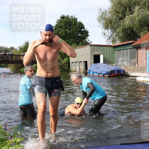 31.08.2025 - Elbe Triathlon Hamburg Luisa Fischer http://msf.ph/oto/8683240 31.08.2025 10:13:55 Schwimmen 1029, 1054, 1059 meine-sportfotos.de