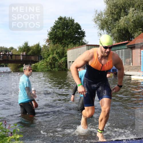 31.08.2025 - Elbe Triathlon Hamburg Luisa Fischer http://msf.ph/oto/8683254 31.08.2025 10:13:57 Schwimmen 1010, 1054, 1059 meine-sportfotos.de