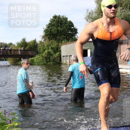 31.08.2025 - Elbe Triathlon Hamburg Luisa Fischer http://msf.ph/oto/8683255 31.08.2025 10:13:58 Schwimmen 1010, 1054, 1059 meine-sportfotos.de