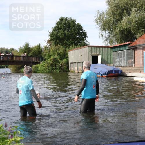 31.08.2025 - Elbe Triathlon Hamburg Luisa Fischer http://msf.ph/oto/8683260 31.08.2025 10:13:59 Schwimmen 1010, 1054, 1059 meine-sportfotos.de