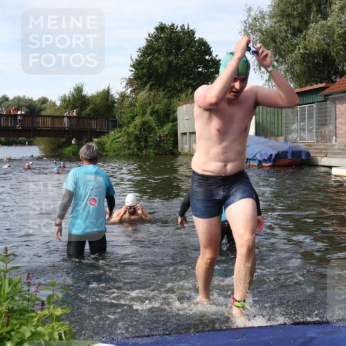 31.08.2025 - Elbe Triathlon Hamburg Luisa Fischer http://msf.ph/oto/8683292 31.08.2025 10:14:36 Schwimmen 941, 987, 1015 meine-sportfotos.de