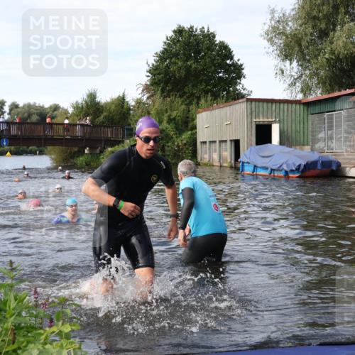 31.08.2025 - Elbe Triathlon Hamburg Luisa Fischer http://msf.ph/oto/8683306 31.08.2025 10:15:01 Schwimmen 956, 1038, 1057 meine-sportfotos.de