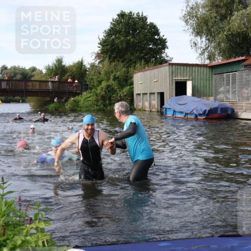 31.08.2025 - Elbe Triathlon Hamburg Luisa Fischer http://msf.ph/oto/8683317 31.08.2025 10:15:05 Schwimmen 956, 1038, 1057 meine-sportfotos.de