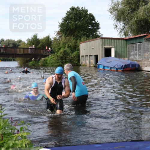 31.08.2025 - Elbe Triathlon Hamburg Luisa Fischer http://msf.ph/oto/8683321 31.08.2025 10:15:05 Schwimmen 956, 1038, 1057 meine-sportfotos.de